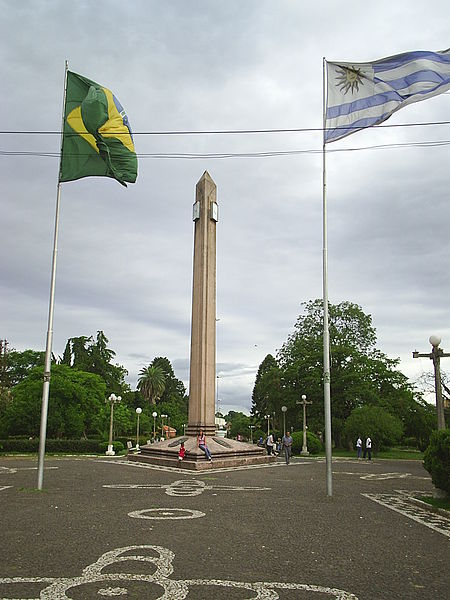 Ficheiro:Obelisco - Plaza Internacional - Frontera de la Paz - Livramento - Rivera.jpeg