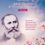 Ilustrao. Ao fundo est um jardim com vista das flores em tons de rosa para um cu limpo e azul. No canto esquerdo, centralizado na imagem, est um retrato de um homem, com cerca de 70 anos, usando barba e cabelos curtos penteados para trs. Constam ainda da imagem um ttulo que diz 