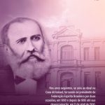 Ilustrao em tons de roxo com a imagem de um homem  frente e um prdio antigo atrs, com um texto ao centro. O homem  Adolfo Bezerra de Menezes Cavalcante, com cerca de 70 anos, usando barba e cabelos curtos penteados para trs. No rodap est um texto que diz: 