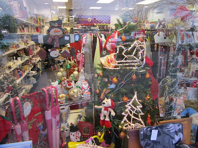 Arquivo: Itens de Natal na vitrine de uma loja de caridade, Blacon.JPG