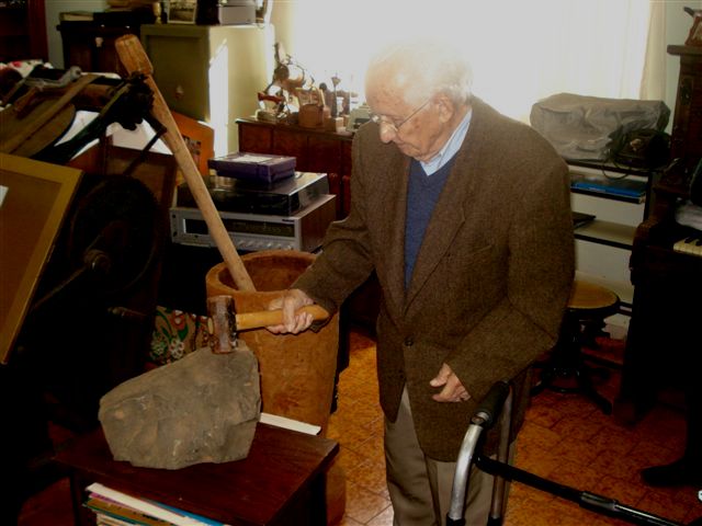 PAIZINHO NO SEU MUSEU RECORDA DO PRIMEIRO PRESENTE  UMA MARRETA PARA QUEBRAR PEDRAS AOS 13 ANOS