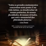 Ilustrao. Em um fundo escuro est uma mesa com um livro antigo aberto ao centro e outros livros empilhados ao redor. A imagem possui uma citao do livro 